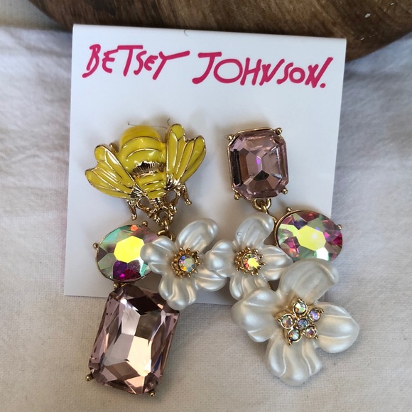 Betsey Johnson Gold Tone Yellow Bee & White Flower Mismatch Drop Earrings NWT - Picture 1 of 11